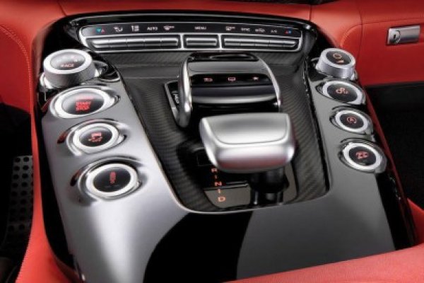 Imagini cu interiorul lui Mercedes-AMG GT, 